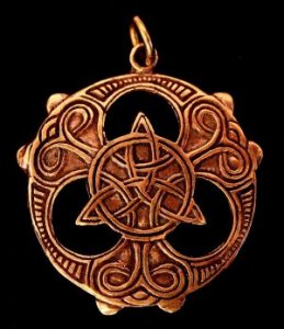 Anhänger Triade mit keltischen Mustern Bronze