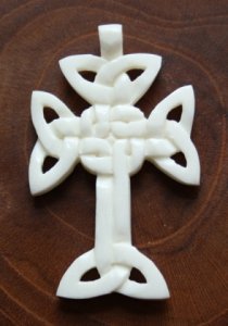 Knochenanhänger Aaran Kreuz Celtic