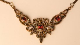 Gotische Halskette Aladria Roter Kristall Bronze